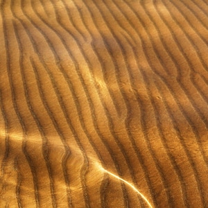 Plaży. Drukowanie fotograficzne. Południowa Sycylia. Ślady piasku pod powierzchnią morza. Lato nad morzem. Wakacje