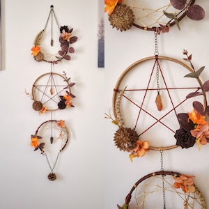 Drievoudige maan-dromenvanger met pentagram en kristallen, Cottagecore-muurdecoratie