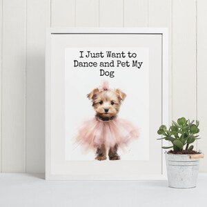 Può includere: Una stampa incorniciata con un'illustrazione ad acquerello di un piccolo cane che indossa un tutù rosa e un fiocco. Il testo "I Just Want to Dance and Pet My Dog" è stampato in nero sopra il cane.