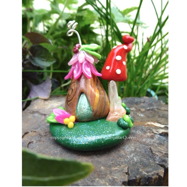 Maison de fée / elfe avec champignon vénéneux et cristaux de quartz. Portail de fées fait main en pâte polymère - Maison de fée en bois pour lutins et gnomes