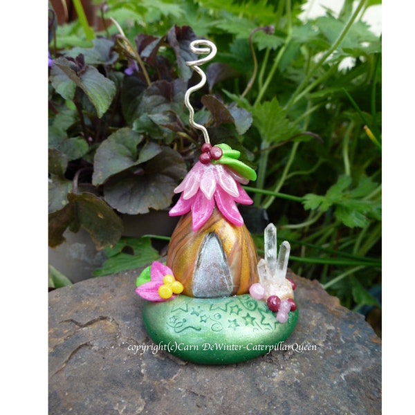 Fairy / Elf House avec champignon et cristaux de quartz. Portail des fées en pâte polymère - Maison de fées de style bois magique pour Pixies Gnomes