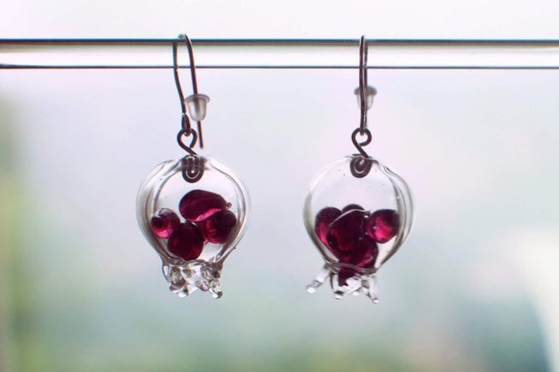 Hollow pomegranate lampwork dangle earrings with pomegranate seeds inside 925 silver MTO imagem 3