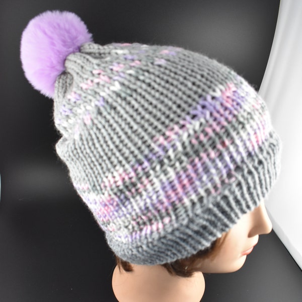 Unique en son genre/ Chapeau tricoté à la main par temps froid dans un joli gris avec motif violet inspiré de FairIsle
