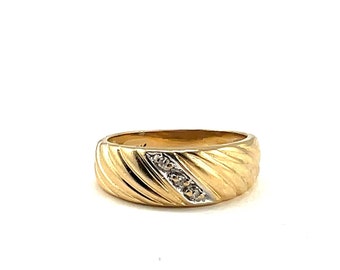 10K Diamond band, yellow gold ribbed design,  size 5 1/4