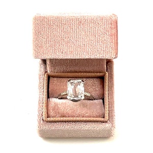 14K Art Deco white gold solitaire ring set with one faceted rectangular cz