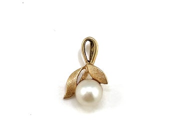 14K Yellow Gold Flower Pendant With cultured  Pearl