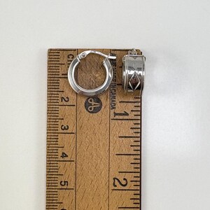 Pendientes de aro o huggie vintage de oro blanco de 18 quilates, fabricados y diseñados en Italia, estampados imagen 7