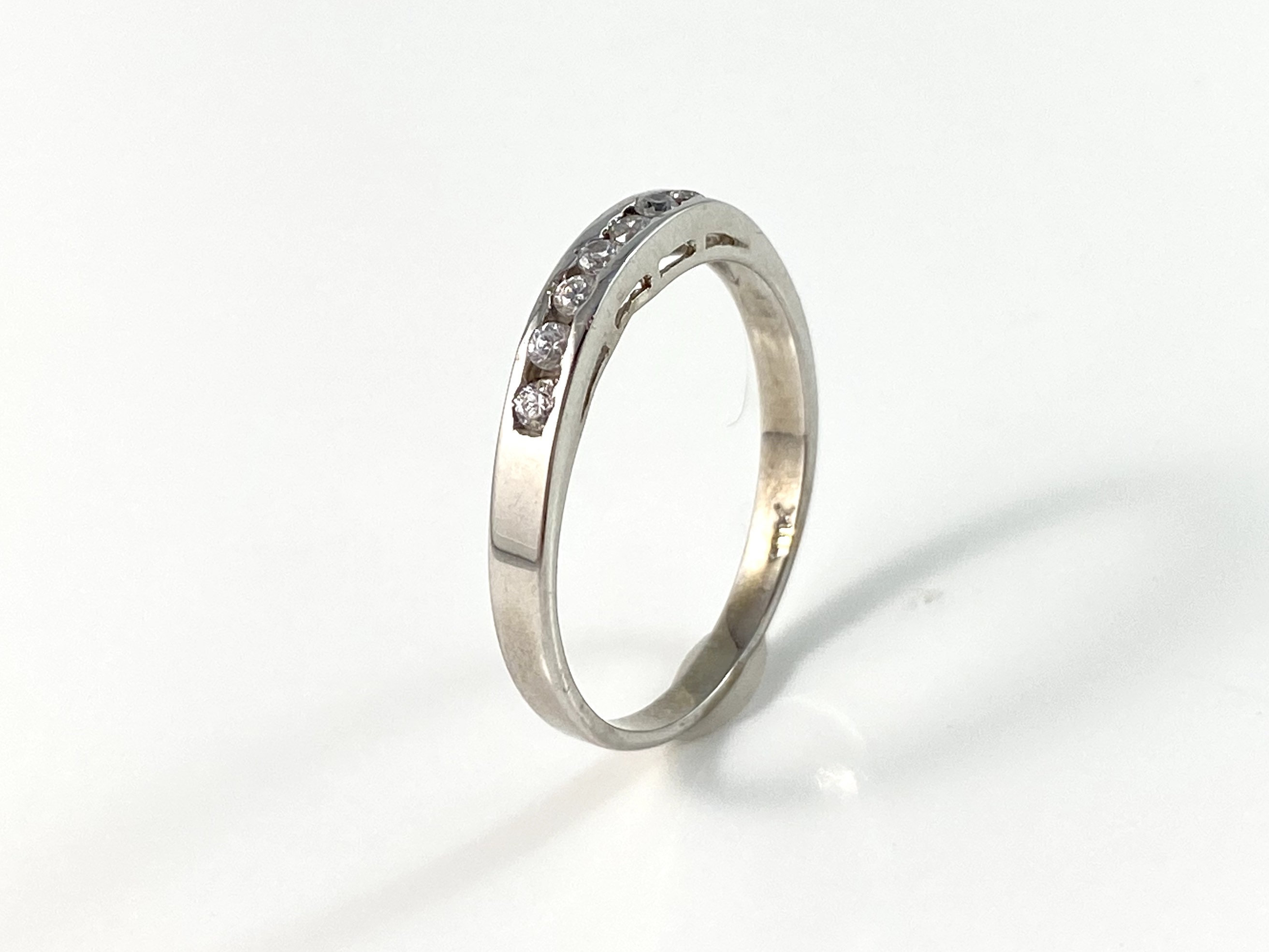Anillo vintage de media eternidad con circonitas cúbicas en oro blanco de 10 quilates - Talla 9