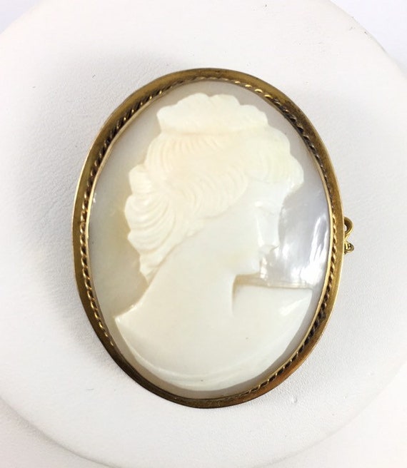9K Cameo, Vintage gold framed shell Cameo brooch w