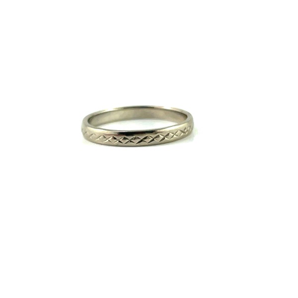 Antique 18K white gold wedding band, lovely  etched pattern all around