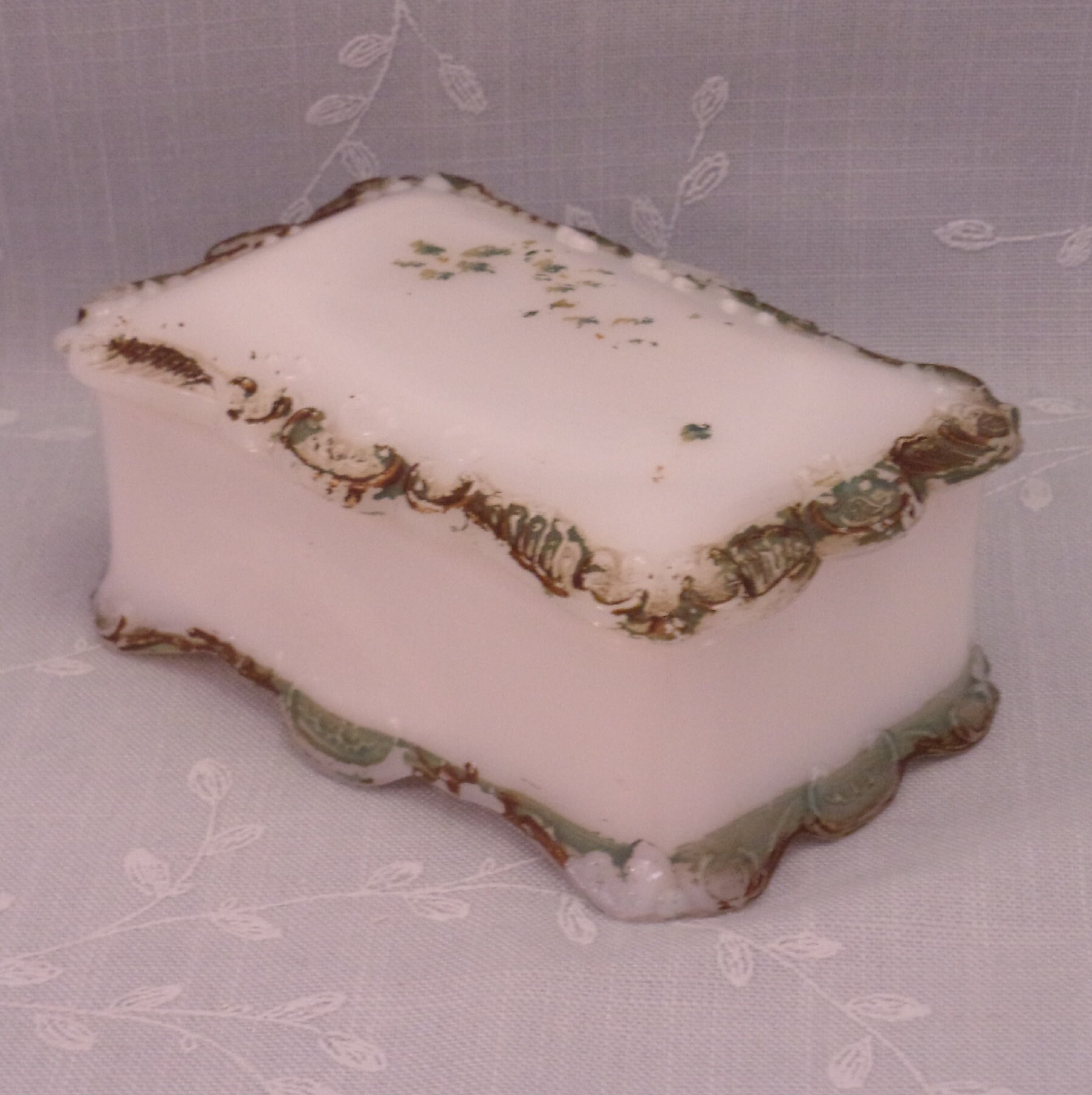 Milk Glass Antique Dresser Box w Lid. Dithridge Fan Footed Opal Hair