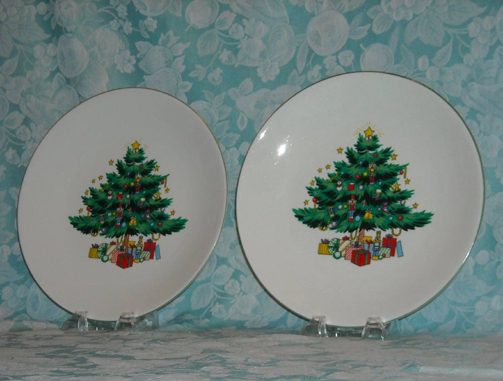 2 Vintage Holiday Plates in GEI Christmas Tree and Gifts Pattern. njua