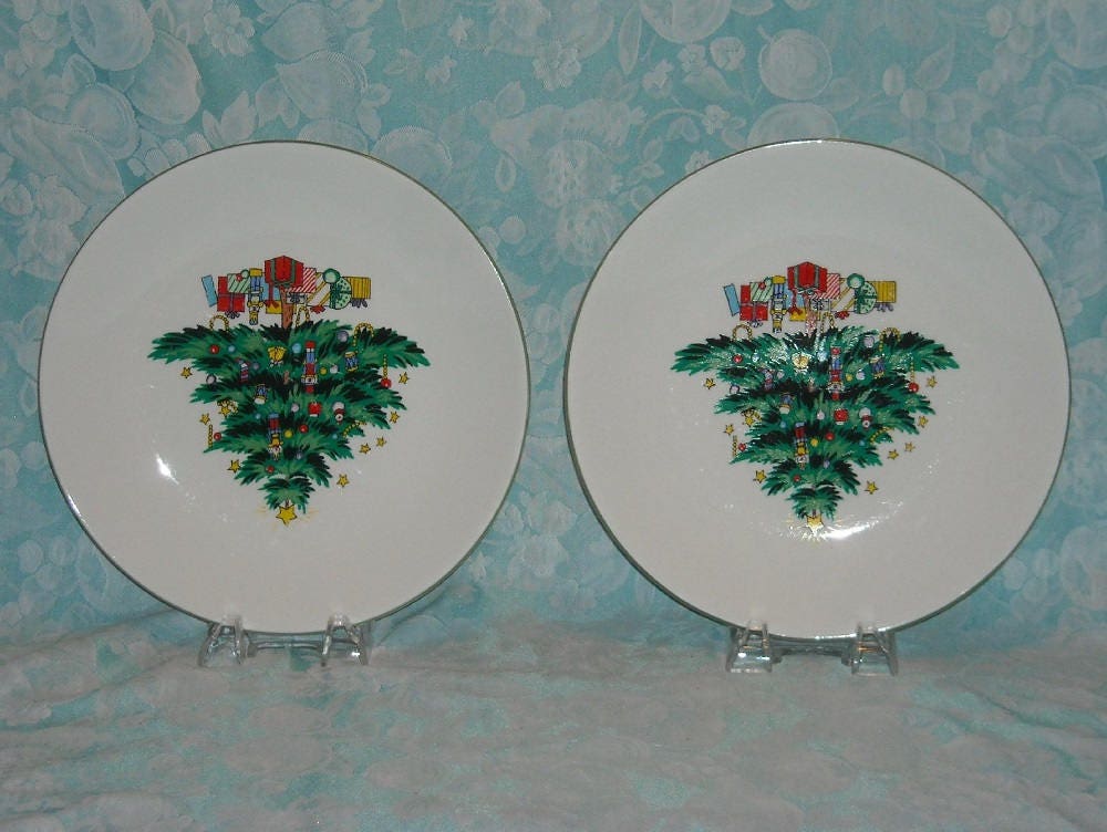 2 Vintage Holiday Plates in GEI Christmas Tree and Gifts Pattern. njua