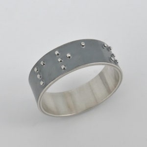 Anillo Braille de Plata - Mensaje Personalizado en Letras Braille Punteadas en Relieve en la Parte Superior con Grabado Personalizado en el Interior