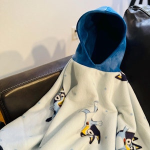 Popularny BLUEY Dziecięcy Oh, Scrap! Wrap (Poncho) dla dzieci - Car Seat Safe Wear *Ograniczona dostępność*