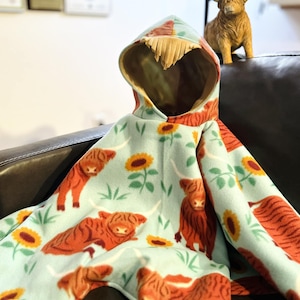 Modny dziecięcy ponczo (Oh, Scrap!) Highland Cow dla dzieci - Car Seat Safe Wear