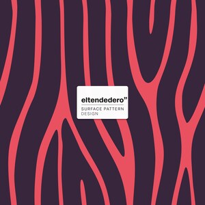 Può includere: Uno sfondo viola scuro con un motivo ripetitivo di linee fluide e organiche color corallo. Un'etichetta rettangolare bianca al centro mostra il testo nero "eltendedero" seguito dalle parole "SURFACE PATTERN DESIGN".