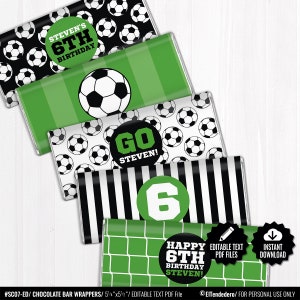 Op de afbeelding: Vier bedrukbare chocolade-reepverpakkingen met een voetbalthema. De verpakkingen zijn zwart, wit en groen met voetballen, een voetbaldoel en de tekst "STEVEN'S 6TH BIRTHDAY", "GO STEVEN!", "6" en "HAPPY 6TH BIRTHDAY STEVEN!" De verpakkingen zijn 5 1/4 inch bij 5 1/2 inch en zijn bewerkbare tekst-PDF-bestanden.