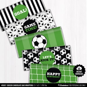 Op de afbeelding: Vijf bedrukbare voetbal-chocolade reep verpakkingen. De verpakkingen hebben een groen en zwart voetbalpatroon, een groen en wit gestreept patroon, een groen veldpatroon en een groen voetbalnet patroon. De verpakkingen bevatten ook tekst zoals "Doel!" "Speeltijd!" "Laten we gaan!" en "Gefeliciteerd met je verjaardag!"