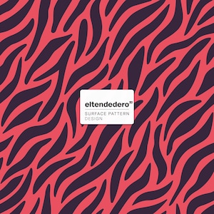 Puede incluir: Un patrón de superficie repetitivo con formas orgánicas alargadas de color morado oscuro sobre un fondo rosa coral vibrante. Una etiqueta rectangular blanca en el centro muestra el texto eltendedero SURFACE PATTERN DESIGN.