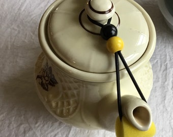 Großer Teekanne Deckelhalter & Tropfenfänger (gelb/schwarz), perfekt für die Teestunde!