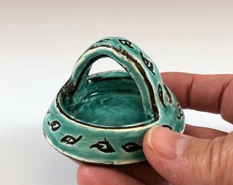 Handgemachter Minikorb aus Ton. Für Miniaturen Liebhaber.