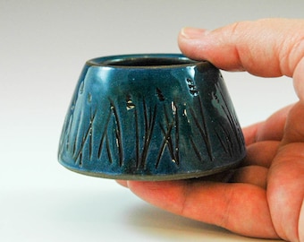 Handgetöpferte Keramik Vase. Geschenk für Gastgeberin.