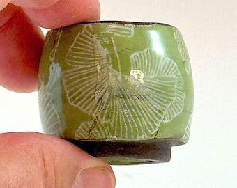 Handgemachte grüne Miniatur-Yunomi-Tasse. Für die Liebhaberin von Miniaturen.