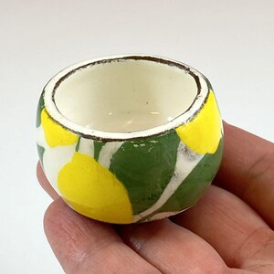 Zitronenmuster auf Miniaturschale.