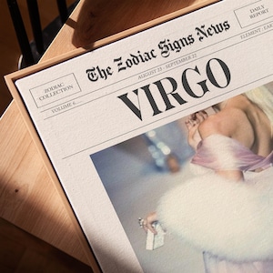 Op de afbeelding: Een ingelijste print met een krantenindeling, met "The Zodiac Signs News" en het sterrenbeeld "VIRGO". De print bevat ook de data 23 augustus - 22 september en de woorden "Zodiac Collection."