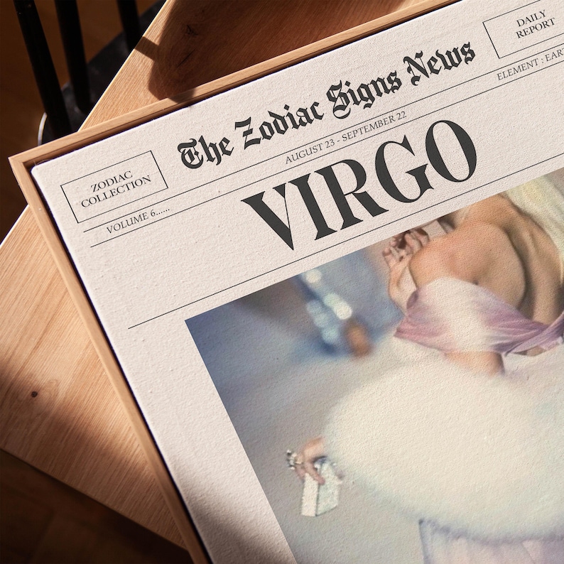 Op de afbeelding: Een ingelijste print met een krantenindeling, met "The Zodiac Signs News" en het sterrenbeeld "VIRGO". De print bevat ook de data 23 augustus - 22 september en de woorden "Zodiac Collection."