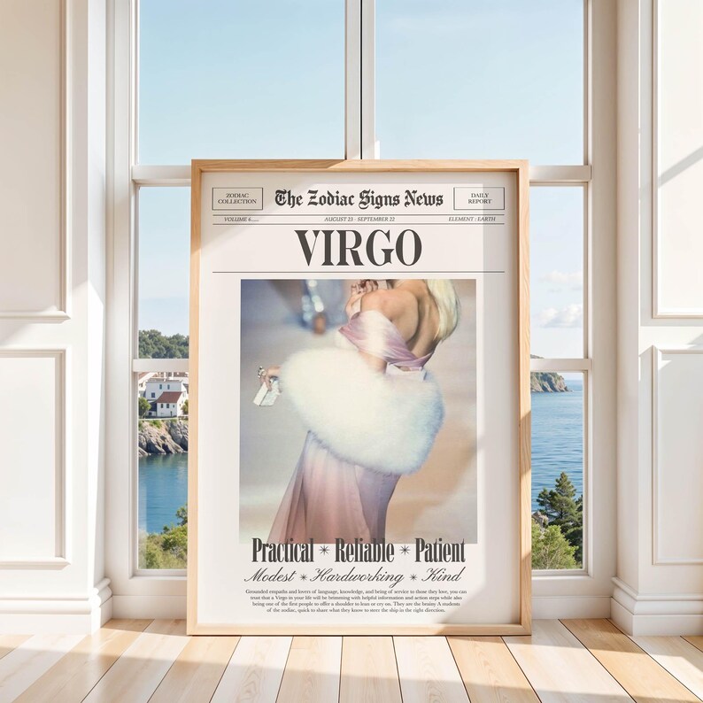Op de afbeelding: Een ingelijste print met een vintage krantenontwerp, met de kop "VIRGO". De afbeelding toont een vrouw in een roze jurk en een witte bontstola. De tekst bevat "Praktisch, Betrouwbaar, Geduldig, Bescheiden, Hardwerkend, Vriendelijk."