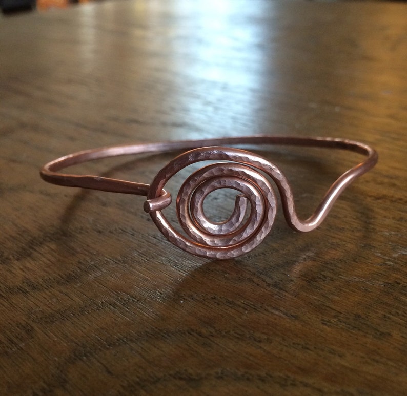 Pulsera de cobre en espiral. Pulsera de gancho hecha a mano, hasta ciclada. imagen 3