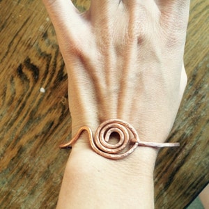 Pulsera de cobre en espiral. Pulsera de gancho hecha a mano, hasta ciclada. imagen 5