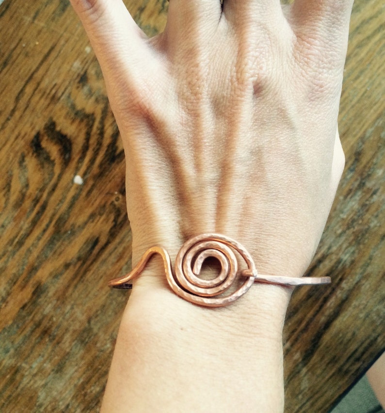Pulsera de cobre en espiral. Pulsera de gancho hecha a mano, hasta ciclada. imagen 5