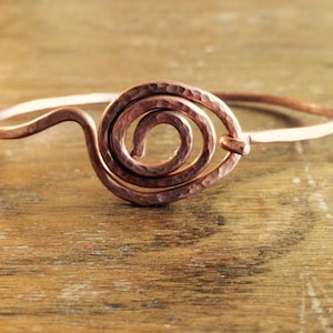 Pulsera de cobre en espiral. Pulsera de gancho hecha a mano, hasta ciclada. imagen 1