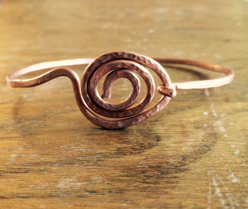 Pulsera de cobre en espiral. Pulsera de gancho hecha a mano, hasta ciclada. imagen 1