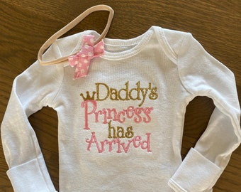 Baby Girl bodysuit "Daddy's Princess has Arrived" embroidered pink and gold, bringing home baby outfit, baby girl gift, any color available