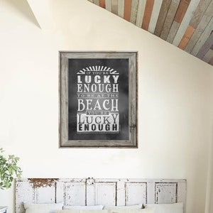 Haus am Strand Poster 18x24 Wenn Sie das Glück haben, am Strand zu sein, haben Sie Glück genug Vintage Kreidetafel Rustikaler Cottage-Chic-Stil Bild 2