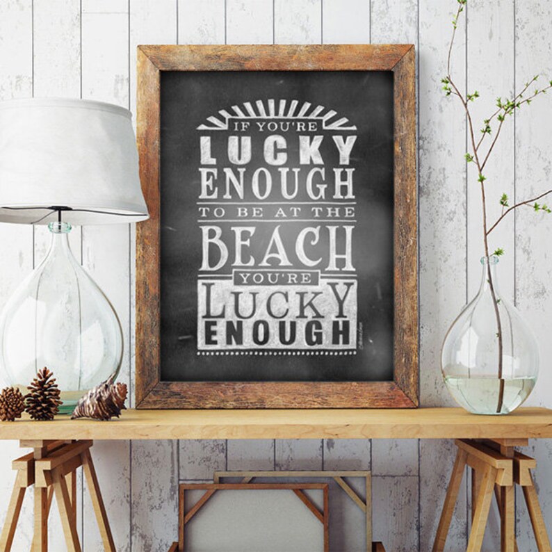 Haus am Strand Poster 18x24 Wenn Sie das Glück haben, am Strand zu sein, haben Sie Glück genug Vintage Kreidetafel Rustikaler Cottage-Chic-Stil Bild 1