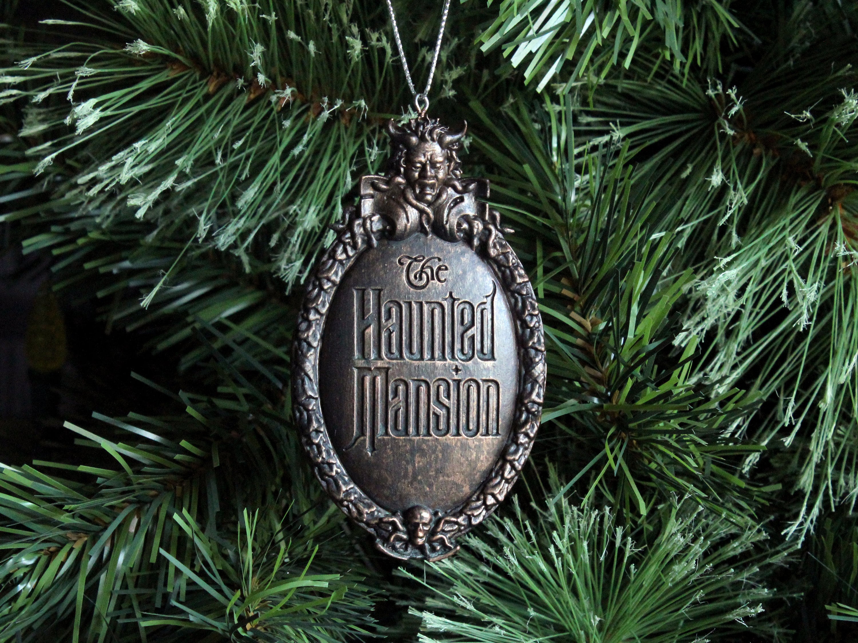 ホーンテッドマンションの門飾り、ホリデークリスマスツリー
