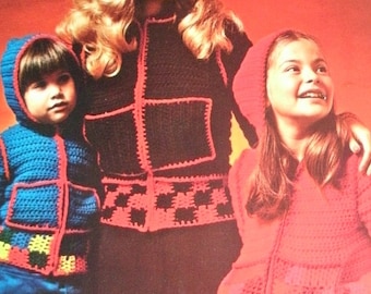 Vestes - les femmes et les enfants - Crochet Patterns de loisirs Arts dépliant 11.  Des Instructions simples et Guide pratique Stitch.  Vintage 1972