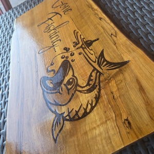 Lasergraverad Present Gone Fishing Malle Träskylt | Rustik Man Cave Fiskedekoration