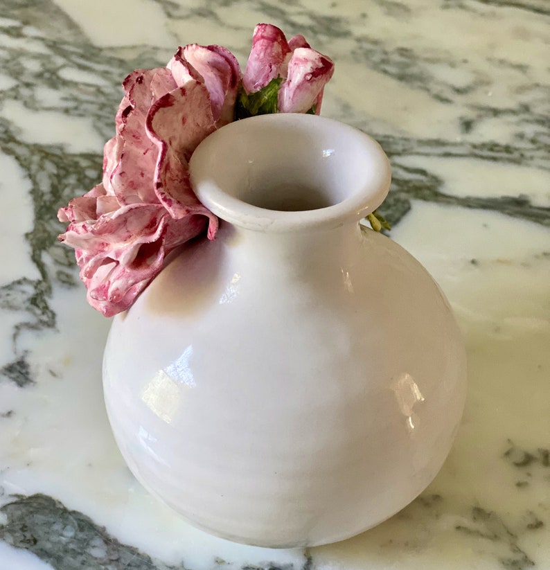 Vase en céramique émaillée blanche avec fleurs peintes à la main Vase bourgeon avec fleurs style porcelaine Cadeau de douche unique en son genre MySecretLite image 7