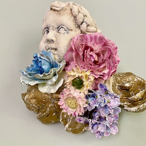 Wandskulptur Engel: Engelsflügel, Handgefertigte Blumen, Alter Gips