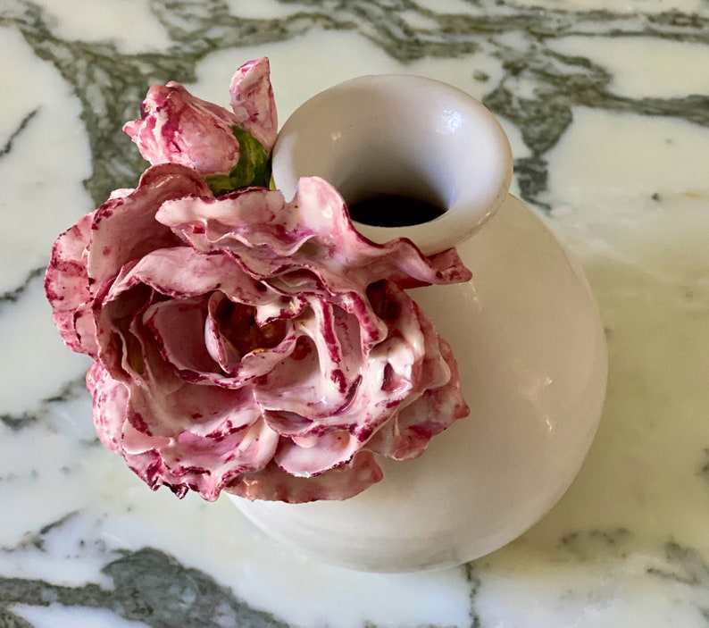 Jarrón de cerámica de esmalte blanco con flores pintadas a mano Recipiente de jarrón con flores estilo porcelana Regalo de ducha único MySecretLite imagen 8