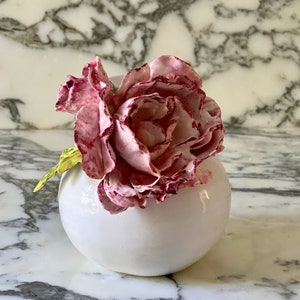 Jarrón de cerámica de esmalte blanco con flores pintadas a mano Recipiente de jarrón con flores estilo porcelana Regalo de ducha único MySecretLite imagen 4