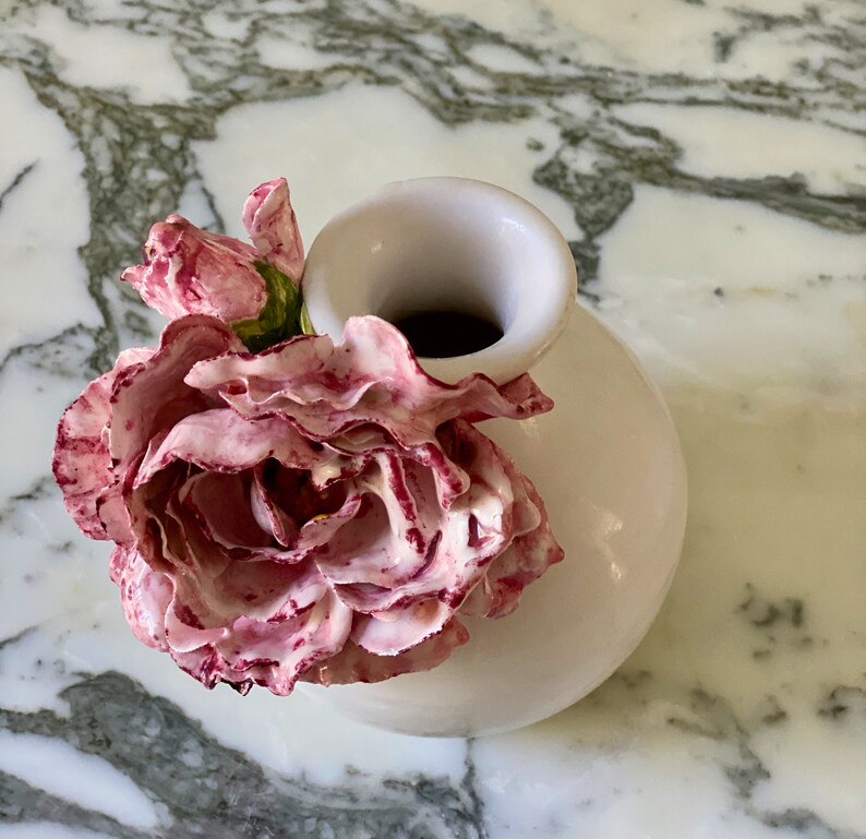 Jarrón de cerámica de esmalte blanco con flores pintadas a mano Recipiente de jarrón con flores estilo porcelana Regalo de ducha único MySecretLite imagen 3