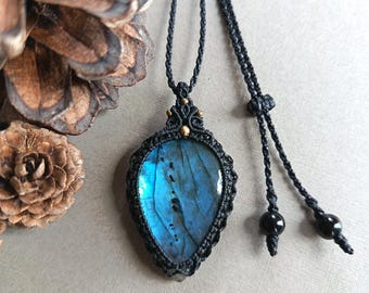 Labradorite Macrame Necklace | Pendant size 4.7 cm