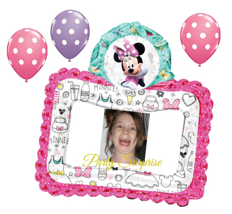 Pode incluir: Um bal&atilde;o de moldura de foto rosa e branco com um design de Minnie Mouse. A moldura tem um recorte para uma foto e apresenta uma ilustra&ccedil;&atilde;o de Minnie Mouse com o texto "Party Surprise".